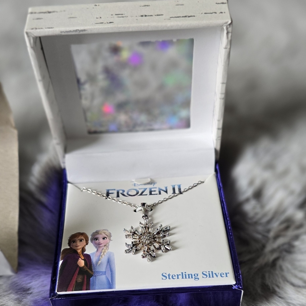 Disney Sterling silver Frozen 2 SnowFlake pendant necklace. NEW